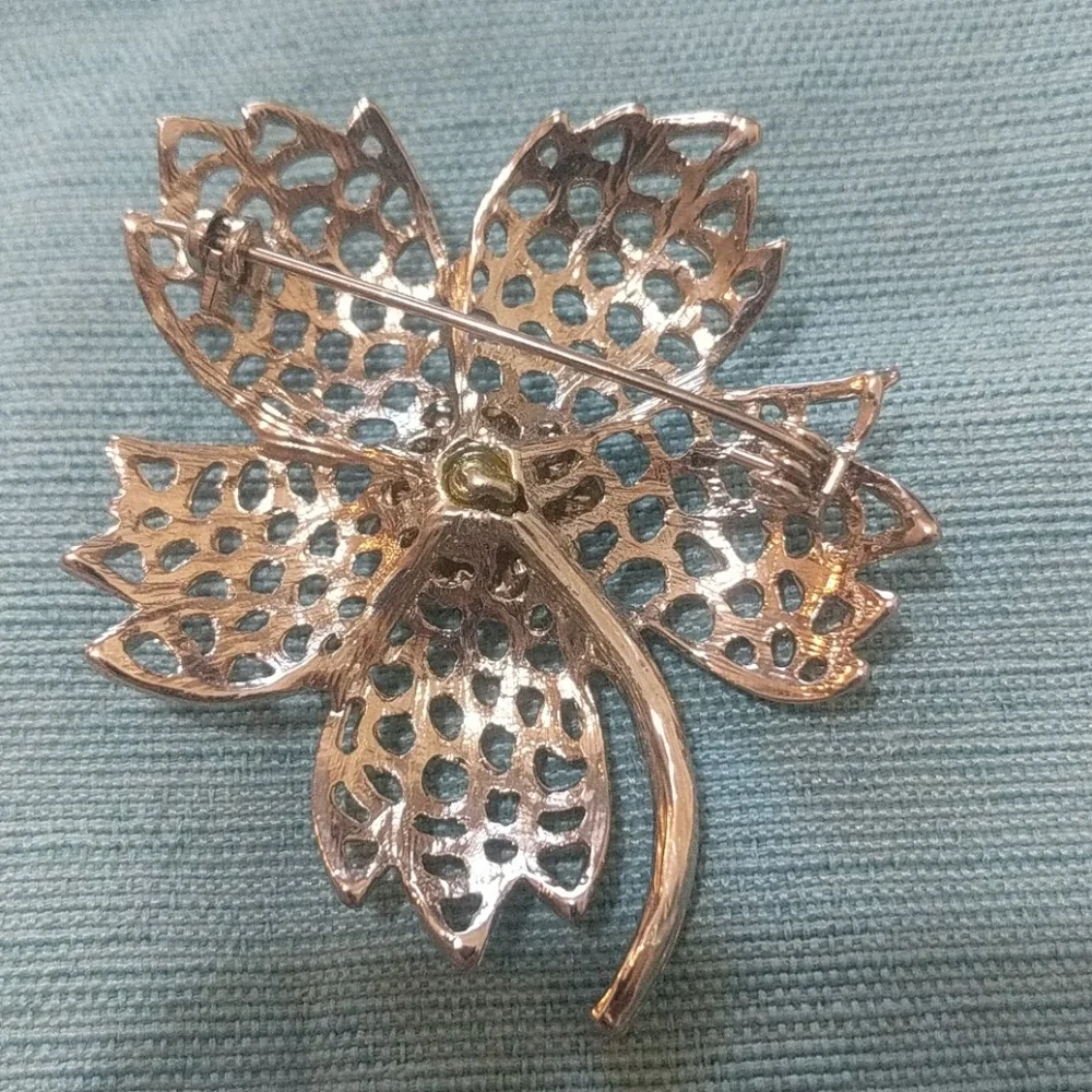 None brooch silver